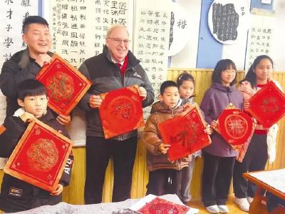 新春走基层丨“成为中国人”火了！老外涌进江边小城过年