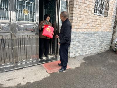 拥军优属传温情 春联送福暖人心