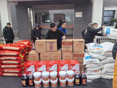 爱心捐赠献关怀 企业送暖迎新春