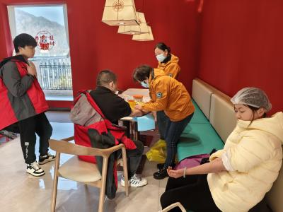 雾渡河镇：移动体检进店入户 家庭医生巧解“上班族”办证难