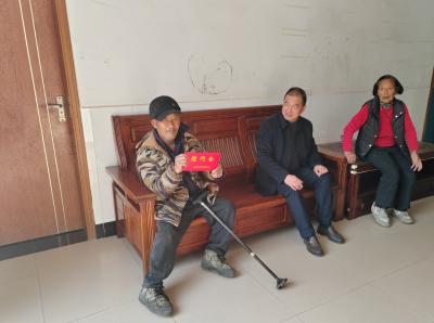 春节暖心行，慰问老党员