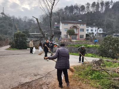 鄢家河村：开展节前大扫除 干干净净迎新春