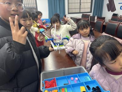 谭家榜社区：寒托班 “机” 趣闯关 萌娃玩转科技