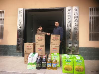 法官泉村：村企联动送温情 “春风”入户暖民心