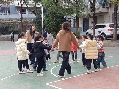 寒托聚欢乐 暖冬伴成长