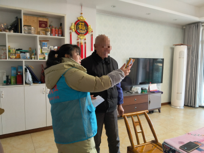 鄢家河村：格格敲门暖人心 节前关爱护安康