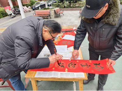 迎新春写春联 墨香送福暖邻里