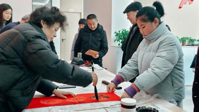 新春写联送祝福 情暖社区邻里亲