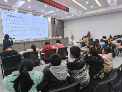 新华书店送春“味” 寒托班里品书香