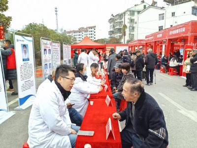乐天溪镇中心卫生院联合医共体开展大型义诊活动