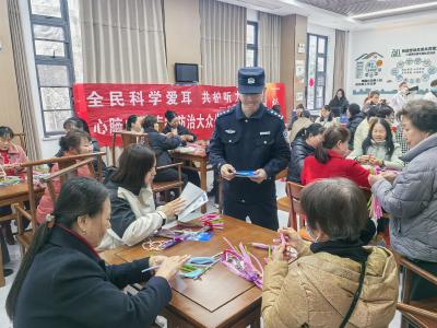 反诈宣传进社区 警官护航“三八”节