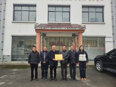 交战垭村：情系乡梓暖民心 爱心捐赠助民生