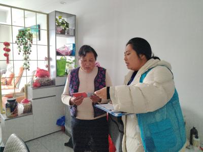 锦云社区：常态化入户访民情 多主题宣传护平安
