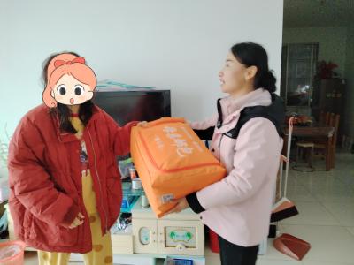 营盘社区：粉红关爱暖人心 爱心礼包送温情