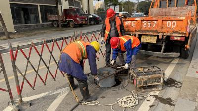 春季清淤护民生 畅通管网保安全