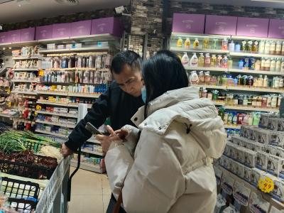 峡江社区：社区协调促整改 超市门前换新颜