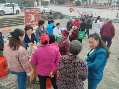 健康服务进社区 关爱相伴暖民心