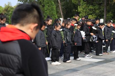 春风祭英魂 童心传薪火——平湖小学开展清明祭英烈活动