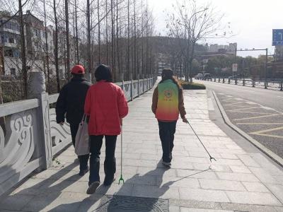 兴安社区： “一日双巡” 筑牢河道环境卫生防线