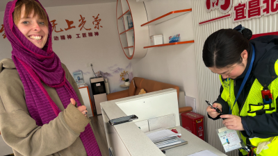 宜昌北收费站暖心助英国游客，传递中国温度​