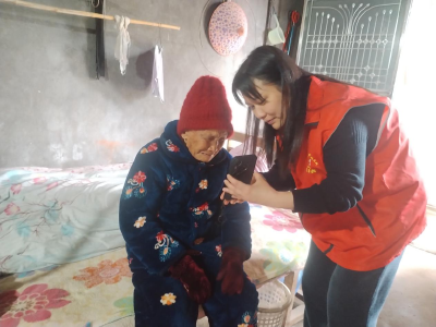 鸦鹊岭镇：养老认证“上门办” 暖心服务“零距离”
