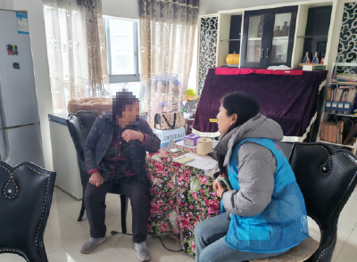 锦湖社区开展老年人入户核查 精准护航“夕阳红”