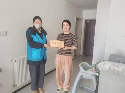 平云社区：送“光荣之家”门牌 传尊崇暖人心