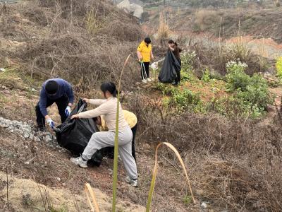 东城社区：全员出动“洁”尽全力 擦亮辖区文明底色
