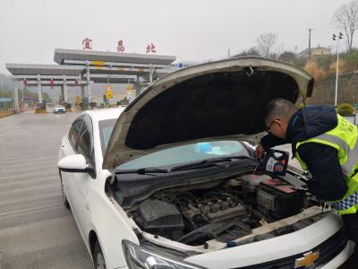 小车水箱突发破裂 宜昌北收费站暖心相助保畅通