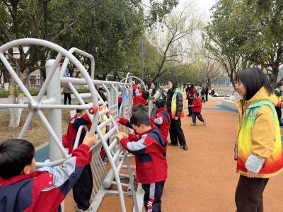 兴安社区：小小雷锋在行动 社区文明我当家