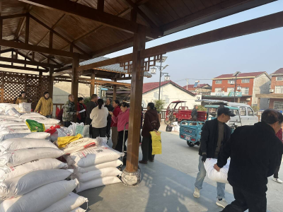 姜家畈村：发放农资助春耕 保障玉米增产增收