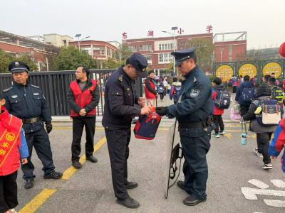 站好开学第一岗，城管蓝守护校园