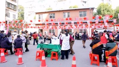 社区游园欢乐多 巾帼风采耀佳节