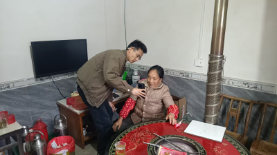 小峰河村：上门认证暖民心 便民服务零距离