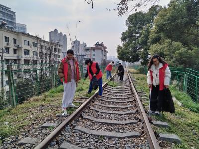 东湖社区：践行雷锋精神 洁美绿色环境