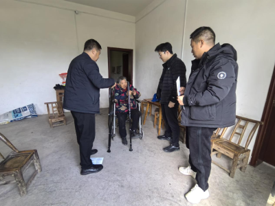 爱心拐杖暖人心 基层关怀零距离