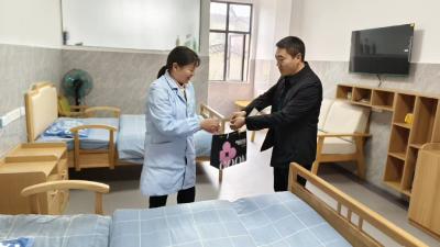 送你一朵小红花 致敬最美巾帼红 区民政局开展庆“三八”慰问福利院女职工活动