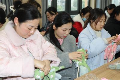 巧手制艾锤 健康伴芳华