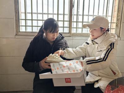 樟村坪镇云霄垭村：庆“三八”送温暖 巾帼聚力建新功