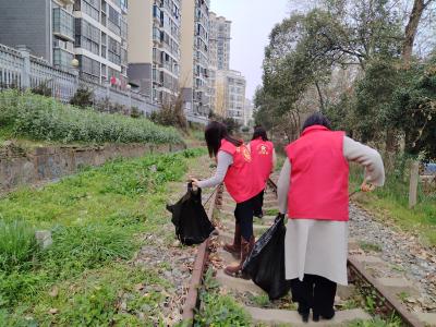 冯家湾社区：清洁迎新春 家园焕新颜
