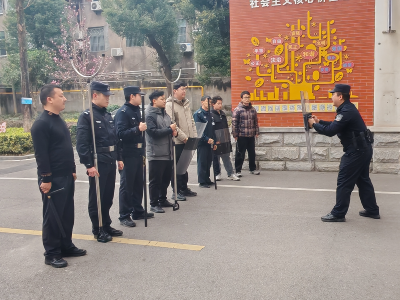 开展防暴演练 筑牢校园安全防线