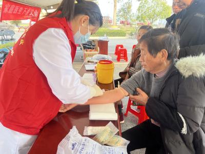 鸦鹊岭镇中心卫生院：健康服务送下乡 暖心体检护夕阳