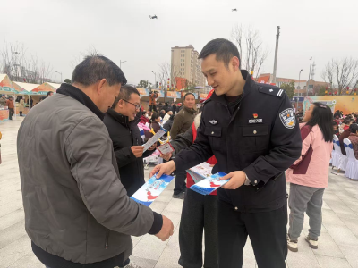 春风拂面繁花路 法治护航踏春行
