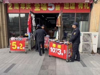 徒步治市容 城市焕新颜