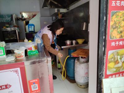 长江市场社区：精准整治隐患 筑牢餐饮防线
