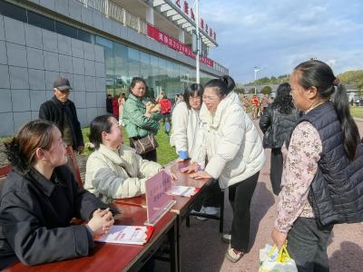 政策服务送到欢送现场 暖心保障助力新兵出征