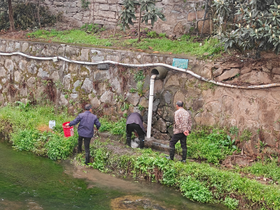 梅子垭村：维修河道污水管 为民解忧优环境