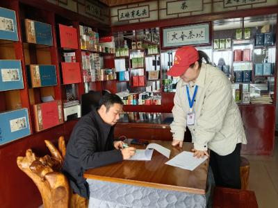 港虹社区：安全宣传进商铺 消防反诈两不误