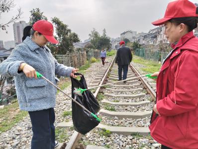 营盘社区：学雷锋践行动 洁家园美社区