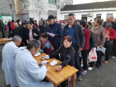 关爱老年健康 免费体检暖民心